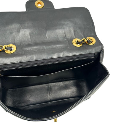 interno Borsa Chanel in pelle nera trapuntata con hardware dorato, di lusso, originale, ottime condizioni, usata.