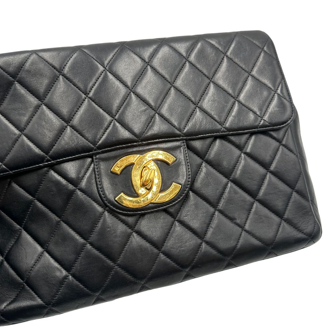 cc chiusura Borsa Chanel in pelle nera trapuntata con hardware dorato, di lusso, originale, ottime condizioni, usata. 
