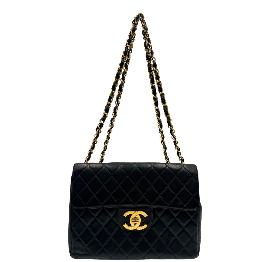 front Borsa Chanel in pelle nera trapuntata con hardware dorato, di lusso, originale, ottime condizioni, usata. 