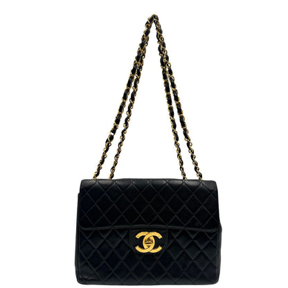 front Borsa Chanel in pelle nera trapuntata con hardware dorato, di lusso, originale, ottime condizioni, usata. 