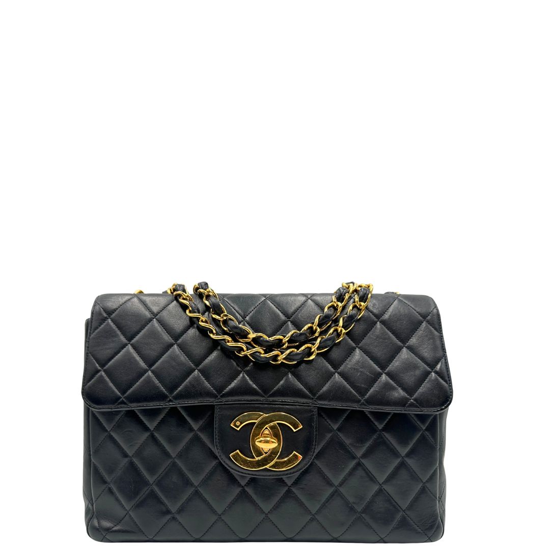 front Borsa Chanel in pelle nera trapuntata con hardware dorato, di lusso, originale, ottime condizioni, usata. 