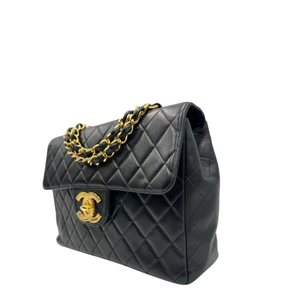 lato Borsa Chanel in pelle nera trapuntata con hardware dorato, di lusso, originale, ottime condizioni, usata. 