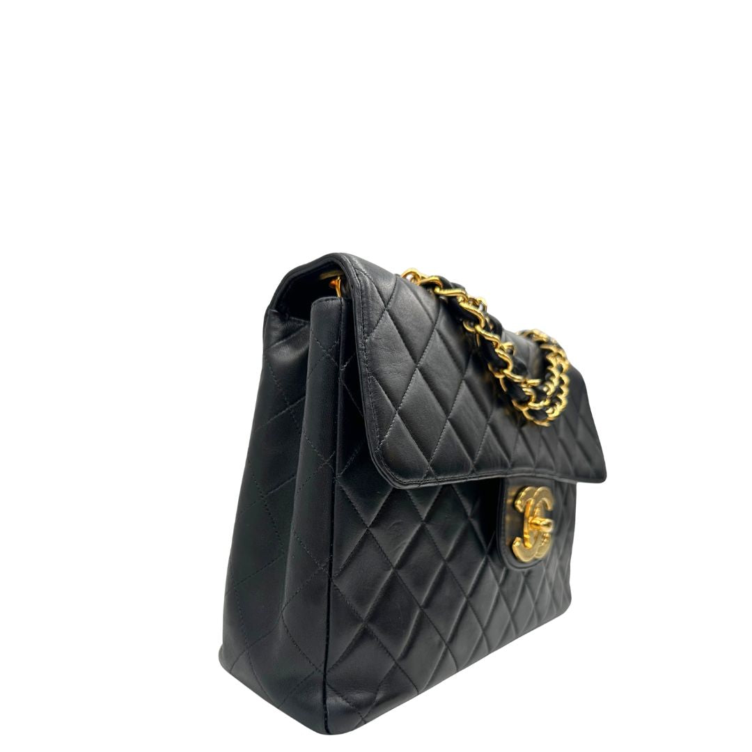 lato Borsa Chanel in pelle nera trapuntata con hardware dorato, di lusso, originale, ottime condizioni, usata. 
