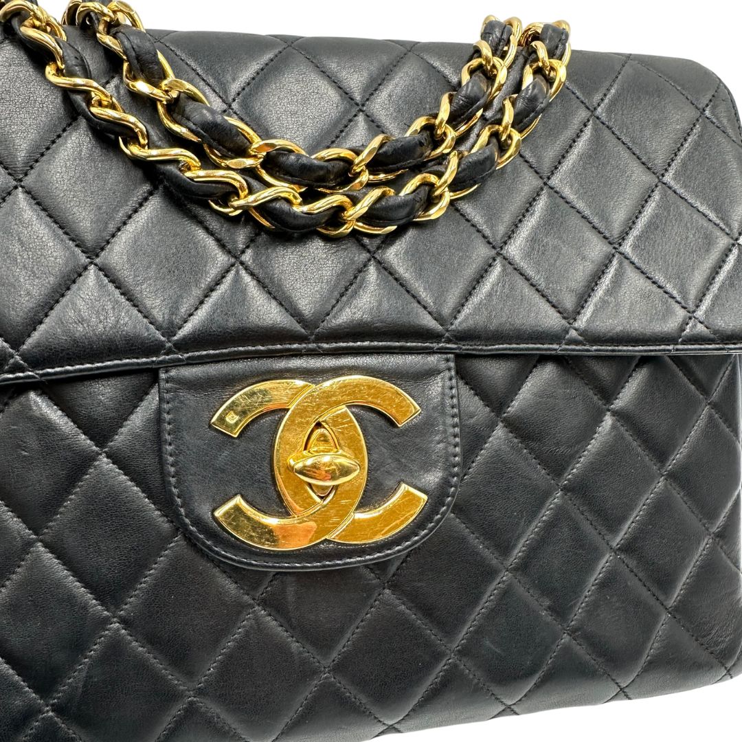 chiusura Borsa Chanel in pelle nera trapuntata con hardware dorato, di lusso, originale, ottime condizioni, usata. 