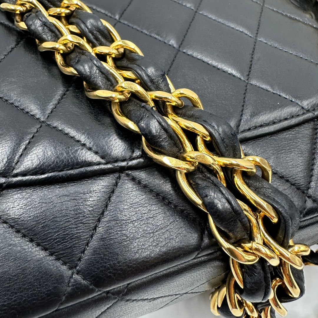 tracolla Borsa Chanel in pelle nera trapuntata con hardware dorato, di lusso, originale, ottime condizioni, usata. 
