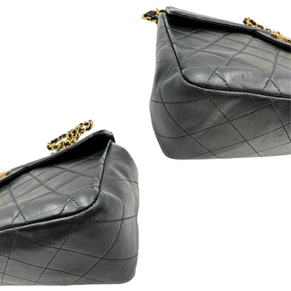 angoli Borsa Chanel in pelle nera trapuntata con hardware dorato, di lusso, originale, ottime condizioni, usata. 