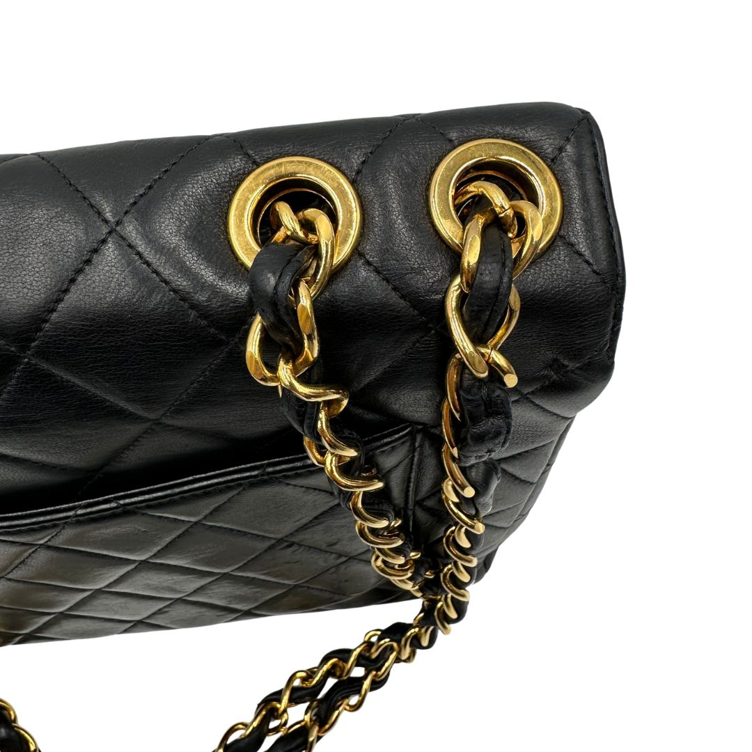 tracolla Borsa Chanel in pelle nera trapuntata con hardware dorato, di lusso, originale, ottime condizioni, usata. 