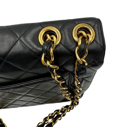 tracolla Borsa Chanel in pelle nera trapuntata con hardware dorato, di lusso, originale, ottime condizioni, usata. 