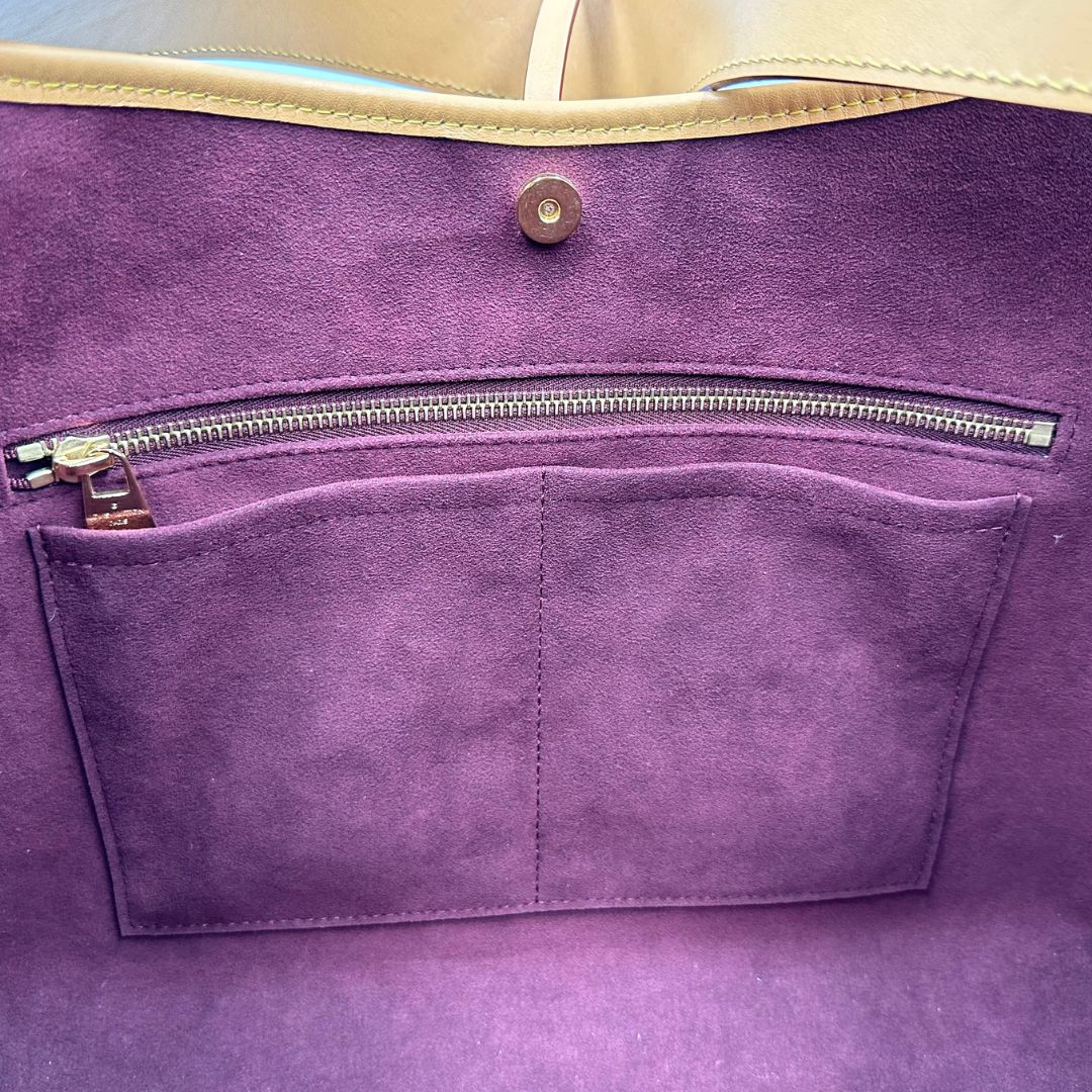 interno  La borsa CarryAll MM è realizzata in tela Monogram e rifinita in pelle naturale, di lusso, originale, ottime condizioni, usata. 