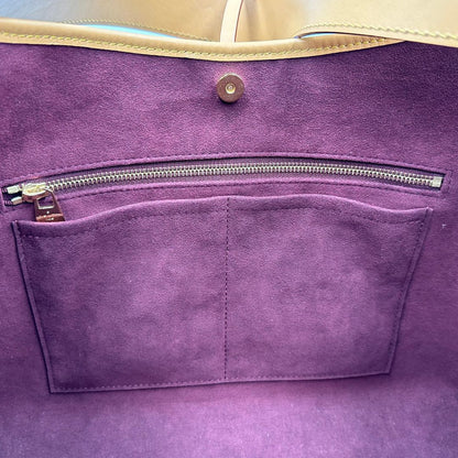 interno  La borsa CarryAll MM è realizzata in tela Monogram e rifinita in pelle naturale, di lusso, originale, ottime condizioni, usata. 