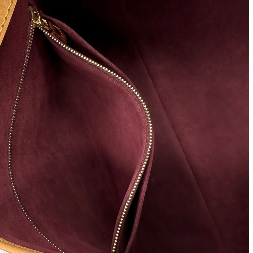 interno  La borsa CarryAll MM è realizzata in tela Monogram e rifinita in pelle naturale, di lusso, originale, ottime condizioni, usata. 