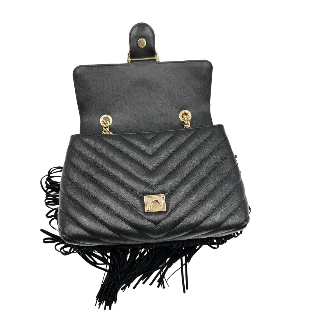 Interno, Borsa Pinko in morbida nappa trapuntata con frange in pelle scamosciata e hardware dorato, indossabile a tracolla o a spalla.