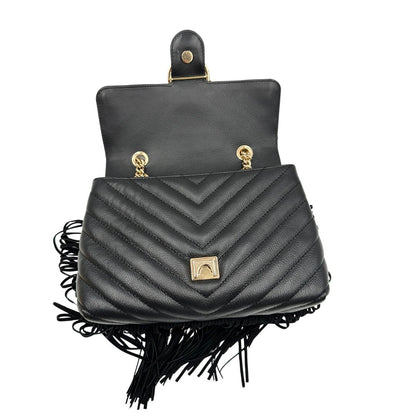 Interno, Borsa Pinko in morbida nappa trapuntata con frange in pelle scamosciata e hardware dorato, indossabile a tracolla o a spalla.