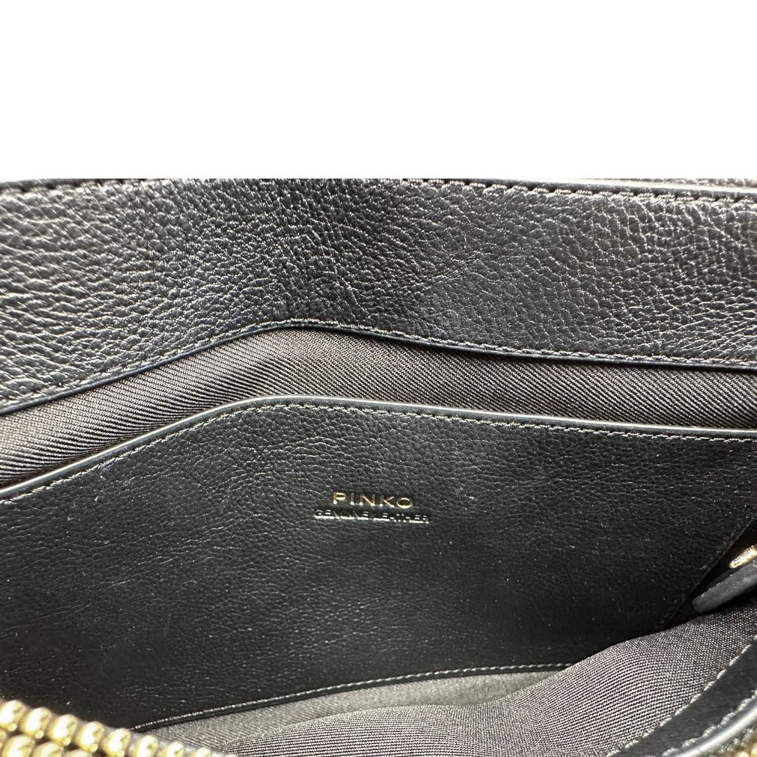 Interno, Borsa Pinko in morbida nappa trapuntata con frange in pelle scamosciata e hardware dorato, indossabile a tracolla o a spalla.