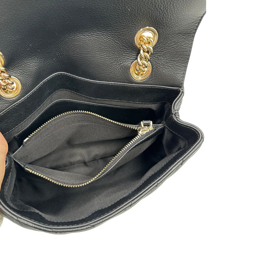 Interno, Borsa Pinko in morbida nappa trapuntata con frange in pelle scamosciata e hardware dorato, indossabile a tracolla o a spalla.