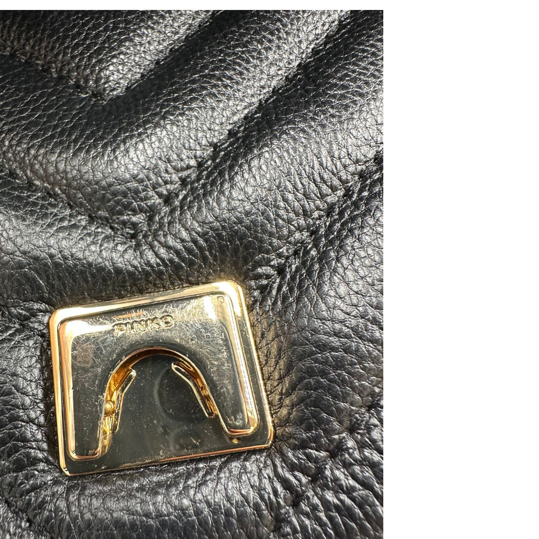 Borsa Pinko in morbida nappa trapuntata con frange in pelle scamosciata e hardware dorato, indossabile a tracolla o a spalla.