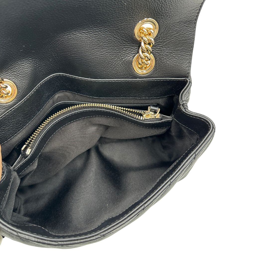 Interno, Borsa Pinko in morbida nappa trapuntata con frange in pelle scamosciata e hardware dorato, indossabile a tracolla o a spalla.