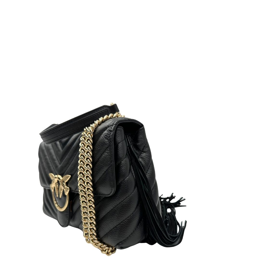 Lato sinistro, Borsa Pinko in morbida nappa trapuntata con frange in pelle scamosciata e hardware dorato, indossabile a tracolla o a spalla.