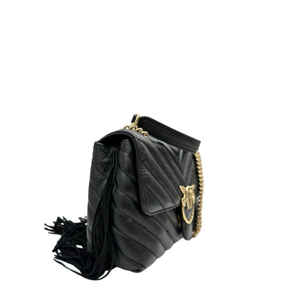 Lato destro, Borsa Pinko in morbida nappa trapuntata con frange in pelle scamosciata e hardware dorato, indossabile a tracolla o a spalla.