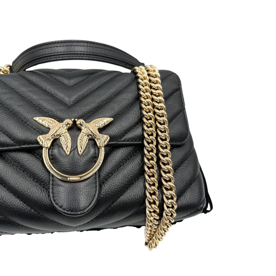 Borsa Pinko in morbida nappa trapuntata con frange in pelle scamosciata e hardware dorato, indossabile a tracolla o a spalla.