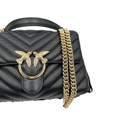 Borsa Pinko in morbida nappa trapuntata con frange in pelle scamosciata e hardware dorato, indossabile a tracolla o a spalla.