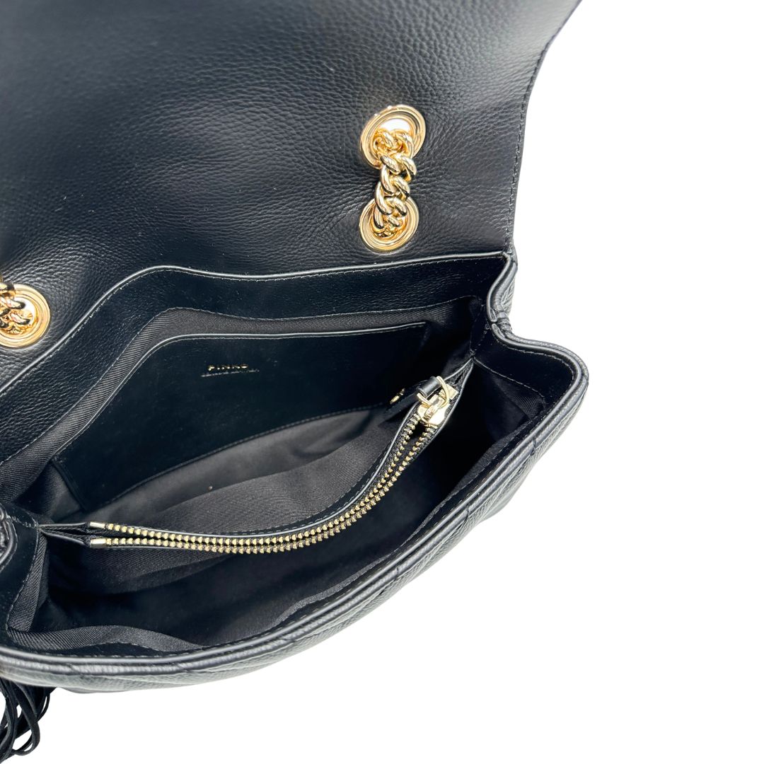 Interno, Borsa Pinko in morbida nappa trapuntata con frange in pelle scamosciata e hardware dorato, indossabile a tracolla o a spalla.