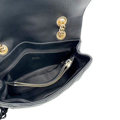 Interno, Borsa Pinko in morbida nappa trapuntata con frange in pelle scamosciata e hardware dorato, indossabile a tracolla o a spalla.