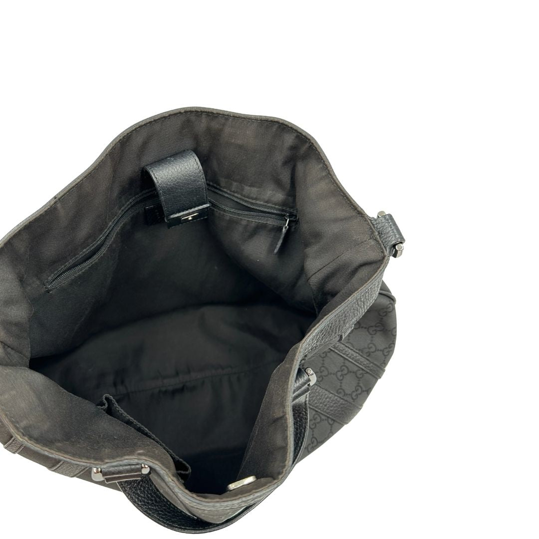 Interno, Borsa Gucci in tessuto nero trama GG, con parti metalliche argentate, indossabile a mano o a spalla. Originale, usata, di lusso, in ottime condizioni.