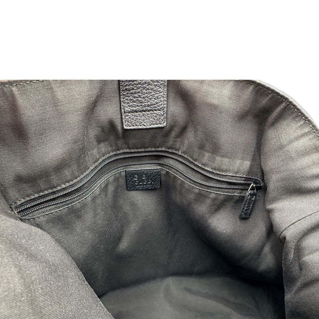 Interno, Borsa Gucci in tessuto nero trama GG, con parti metalliche argentate, indossabile a mano o a spalla. Originale, usata, di lusso, in ottime condizioni.