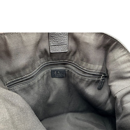 Interno, Borsa Gucci in tessuto nero trama GG, con parti metalliche argentate, indossabile a mano o a spalla. Originale, usata, di lusso, in ottime condizioni.