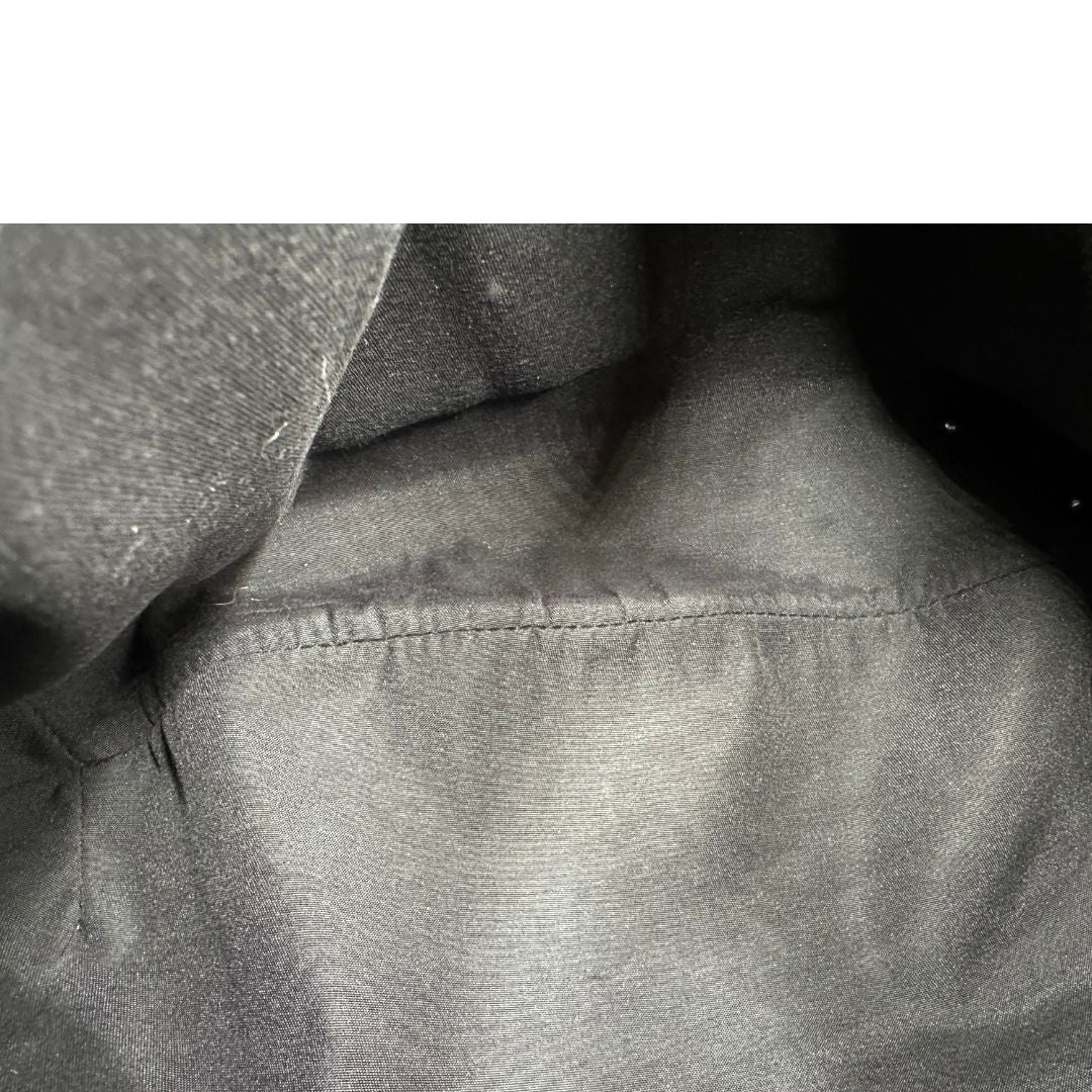 Interno, Borsa Gucci in tessuto nero trama GG, con parti metalliche argentate, indossabile a mano o a spalla. Originale, usata, di lusso, in ottime condizioni.