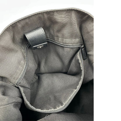 Tasca interna, Borsa Gucci in tessuto nero trama GG, con parti metalliche argentate, indossabile a mano o a spalla. Originale, usata, di lusso, in ottime condizioni.