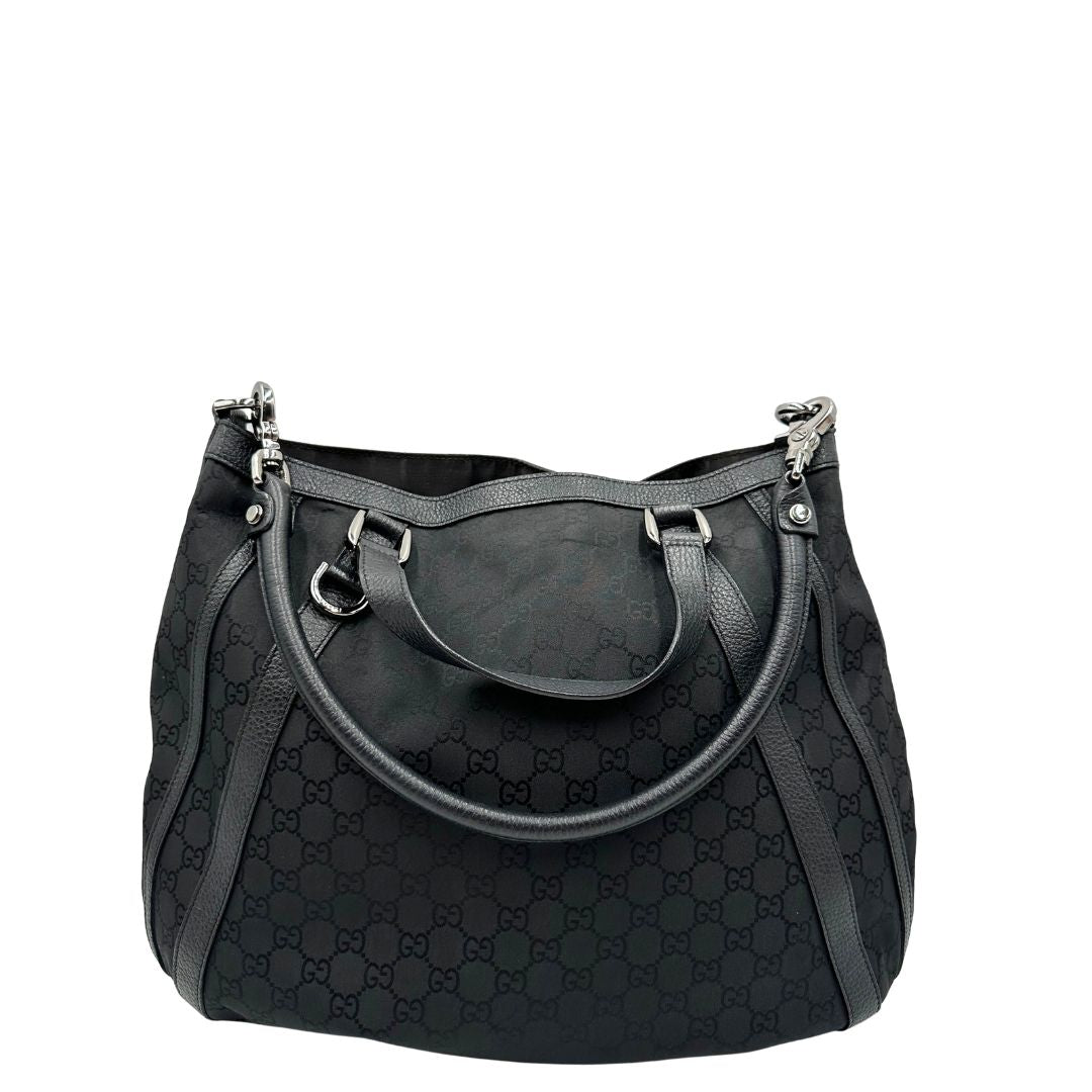 Retro, Borsa Gucci in tessuto nero trama GG, con parti metalliche argentate, indossabile a mano o a spalla. Originale, usata, di lusso, in ottime condizioni.