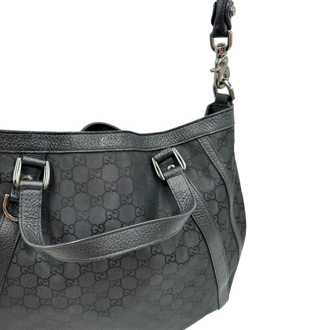 Manici, Borsa Gucci in tessuto nero trama GG, con parti metalliche argentate, indossabile a mano o a spalla. Originale, usata, di lusso, in ottime condizioni.