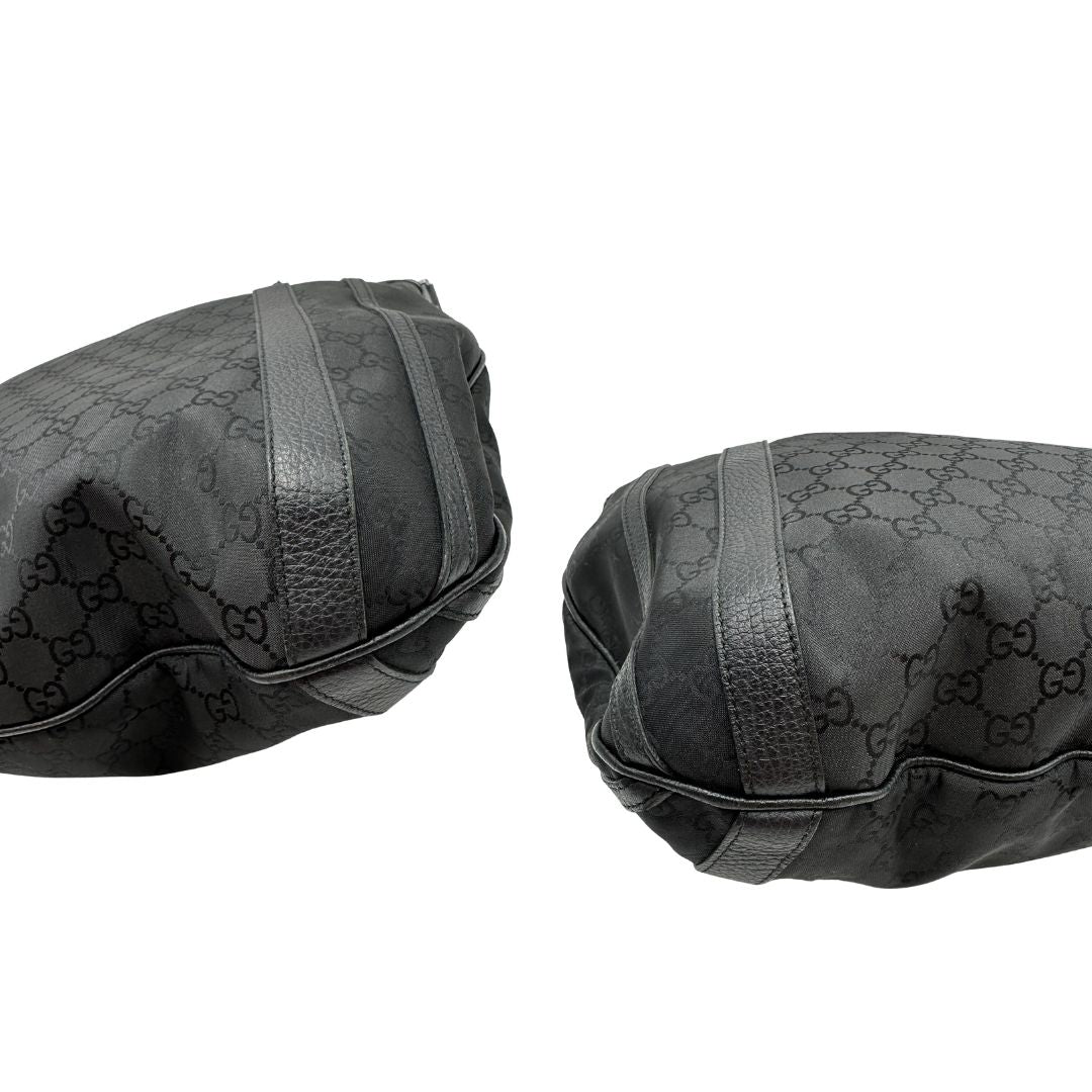 Angoli, Borsa Gucci in tessuto nero trama GG, con parti metalliche argentate, indossabile a mano o a spalla. Originale, usata, di lusso, in ottime condizioni.