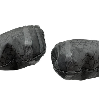 Angoli, Borsa Gucci in tessuto nero trama GG, con parti metalliche argentate, indossabile a mano o a spalla. Originale, usata, di lusso, in ottime condizioni.