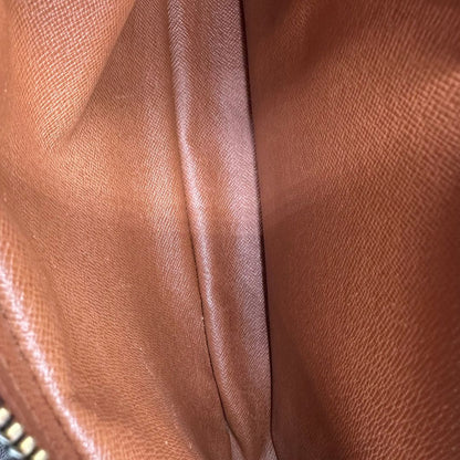 Interno di una borsa Nile con tracolla di LV in canvas monogrammato, usata, originale, second hand, in ottime condizioni.