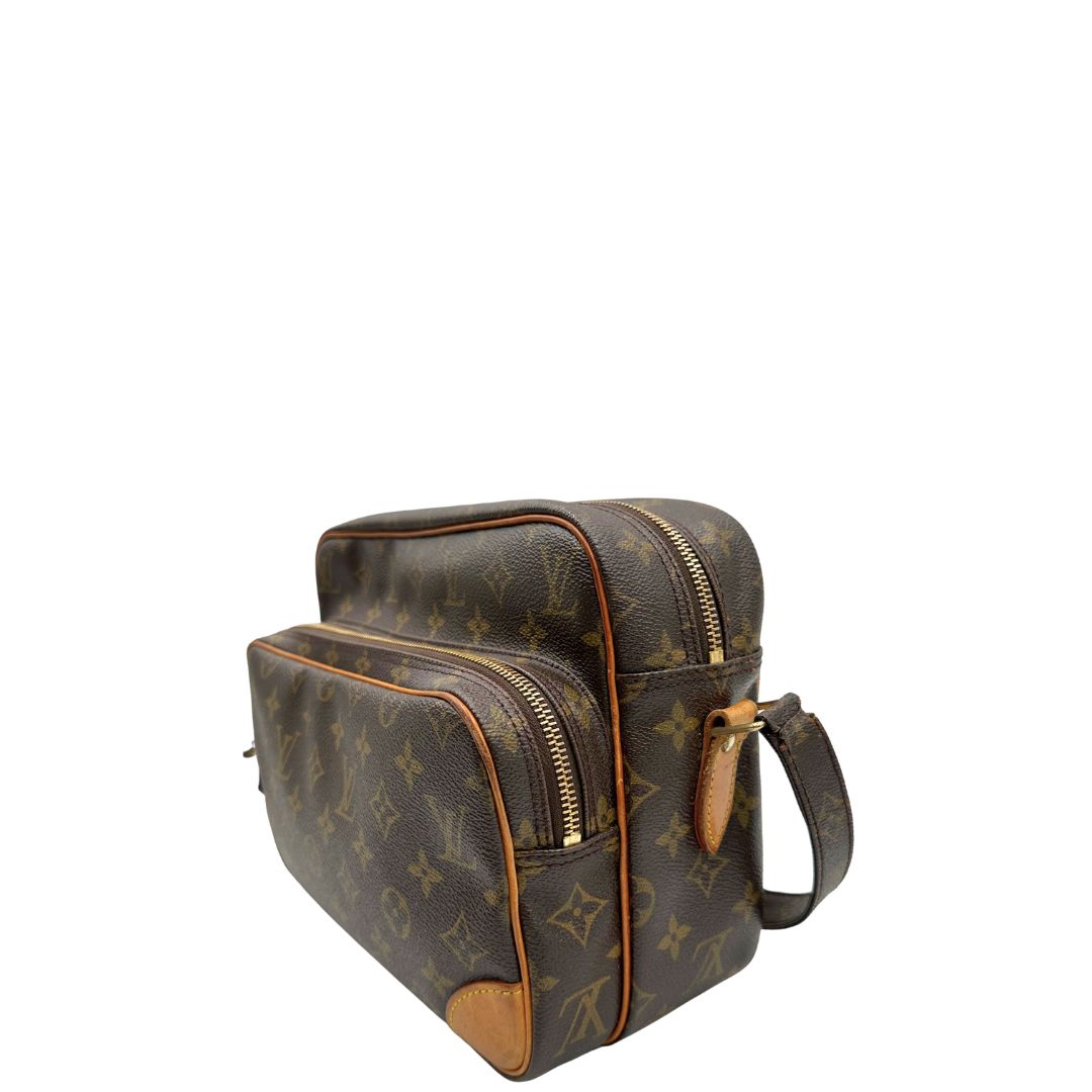 Laterale destro di una borsa Nile con tracolla di LV in canvas monogrammato, usata, originale, second hand, in ottime condizioni.