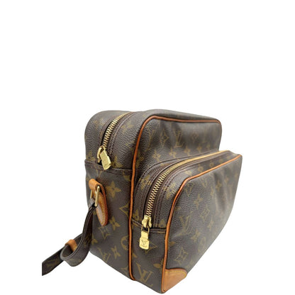 Laterale sinistro di una borsa Nile con tracolla di LV in canvas monogrammato, usata, originale, second hand, in ottime condizioni.