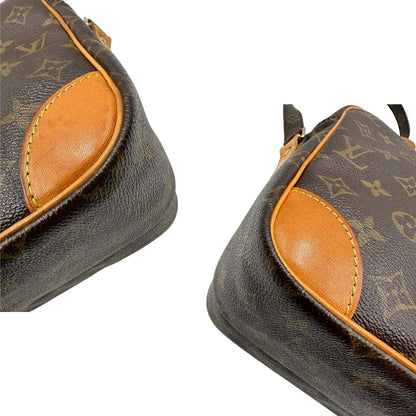 Angoli di una borsa Nile con tracolla di LV in canvas monogrammato, usata, originale, second hand, in ottime condizioni.