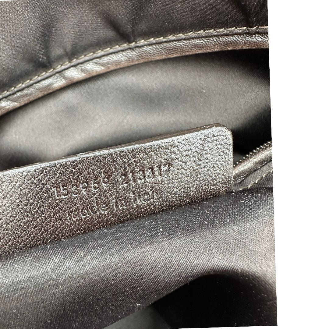 Codice, Borsa YSL realizzata in camoscio marrone trama cocco color marrone cioccolato e hardware argentato, indossabile a spalla. Originale, usata, di lusso, in ottime condizioni.