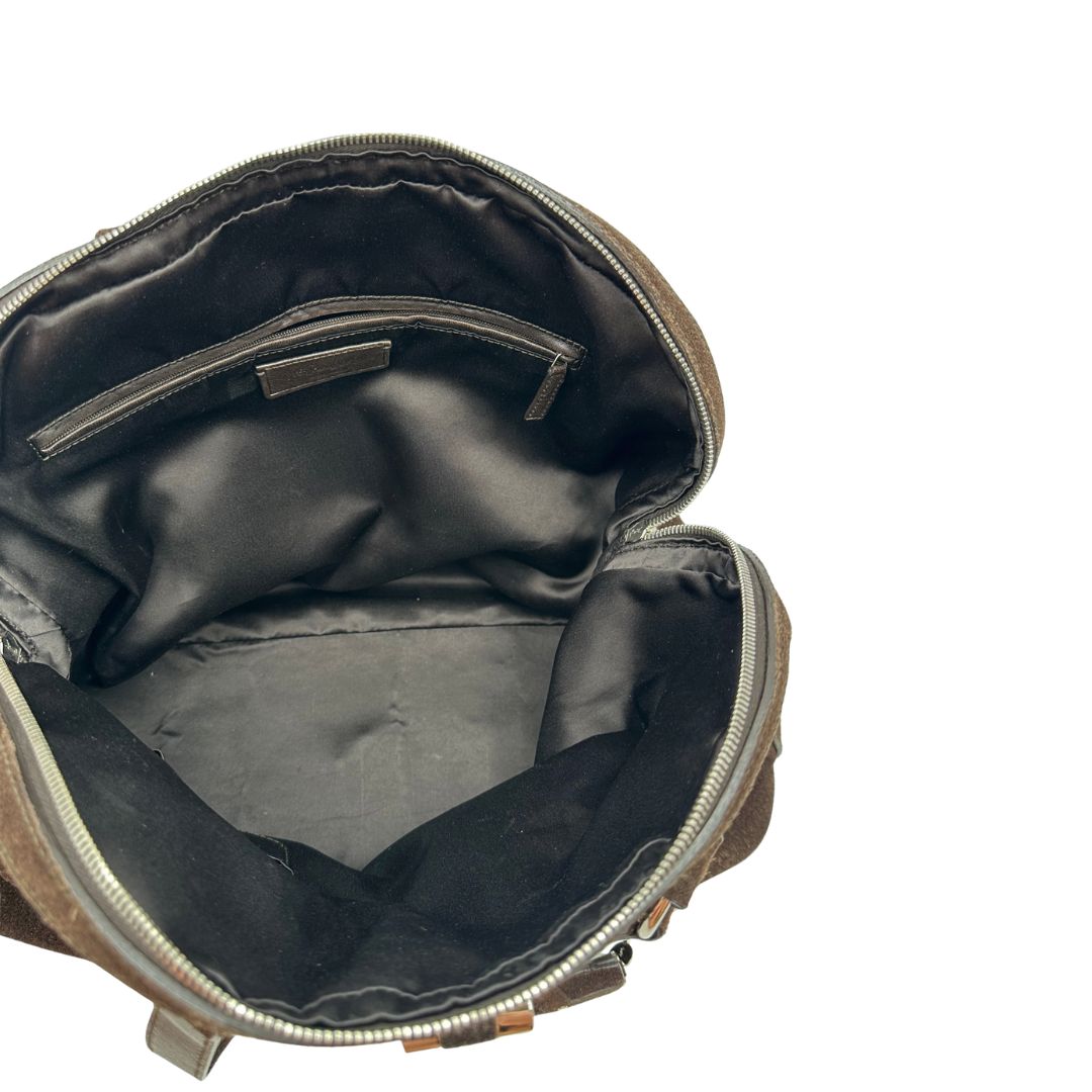 Interno, Borsa YSL realizzata in camoscio marrone trama cocco color marrone cioccolato e hardware argentato, indossabile a spalla. Originale, usata, di lusso, in ottime condizioni.