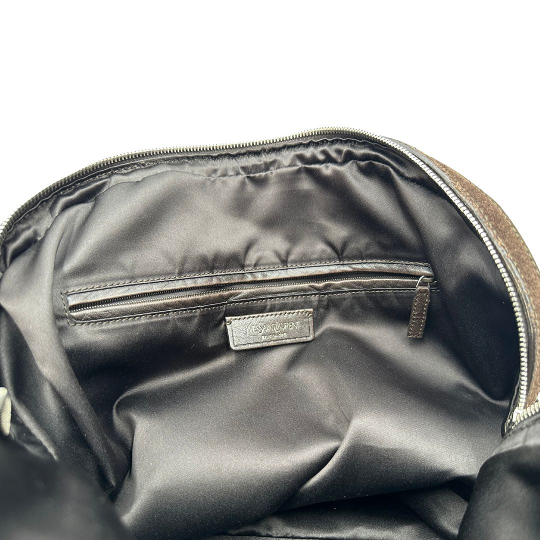 Interno, Borsa YSL realizzata in camoscio marrone trama cocco color marrone cioccolato e hardware argentato, indossabile a spalla. Originale, usata, di lusso, in ottime condizioni.