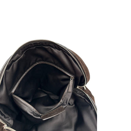 Tasca interna, Borsa YSL realizzata in camoscio marrone trama cocco color marrone cioccolato e hardware argentato, indossabile a spalla. Originale, usata, di lusso, in ottime condizioni.