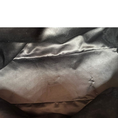 Interno, Borsa YSL realizzata in camoscio marrone trama cocco color marrone cioccolato e hardware argentato, indossabile a spalla. Originale, usata, di lusso, in ottime condizioni.