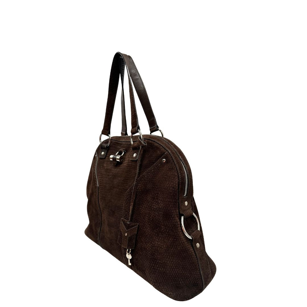 Lato sinistro, Borsa YSL realizzata in camoscio marrone trama cocco color marrone cioccolato e hardware argentato, indossabile a spalla. Originale, usata, di lusso, in ottime condizioni.