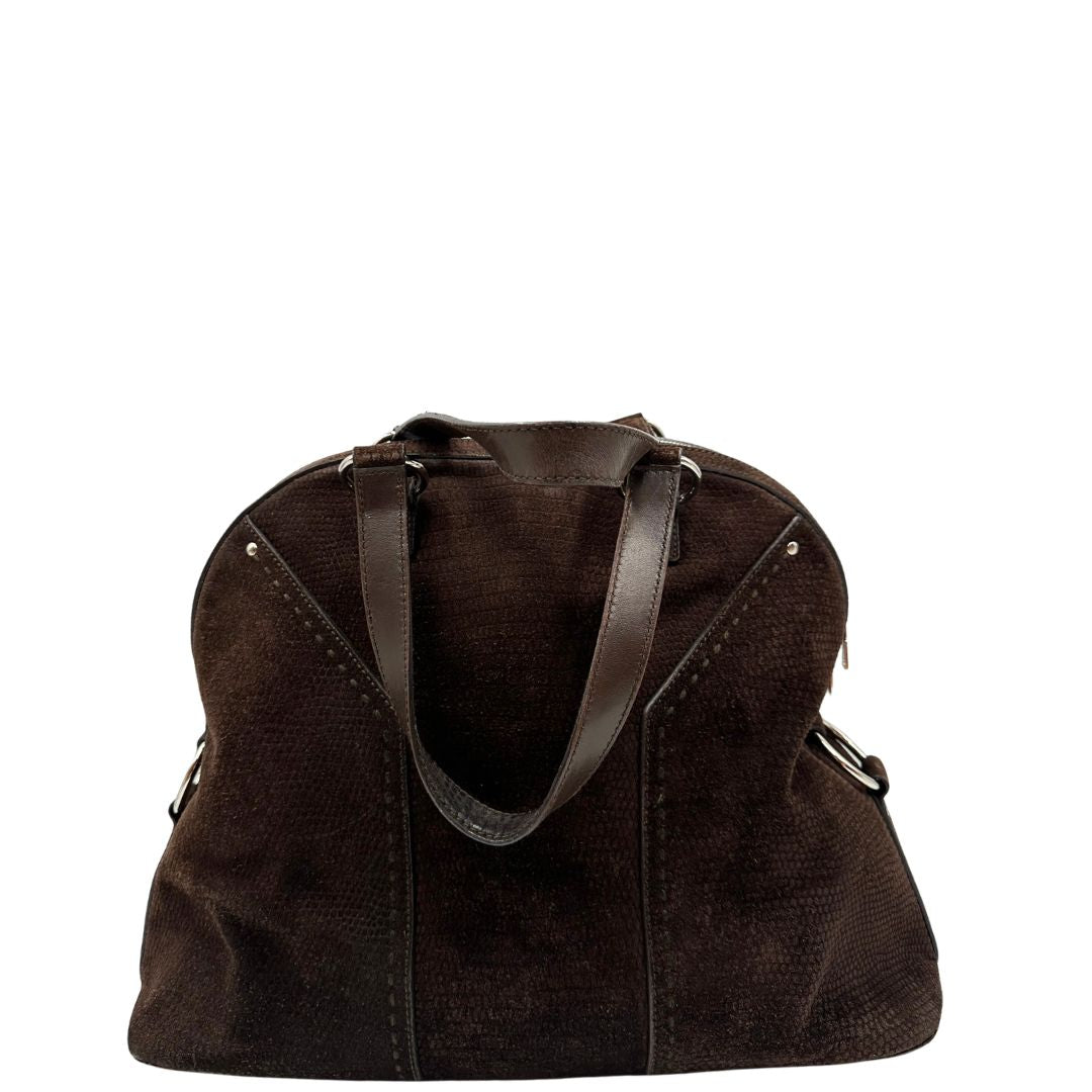 Lato sinistro, Borsa YSL realizzata in camoscio marrone trama cocco color marrone cioccolato e hardware argentato, indossabile a spalla. Originale, usata, di lusso, in ottime condizioni.