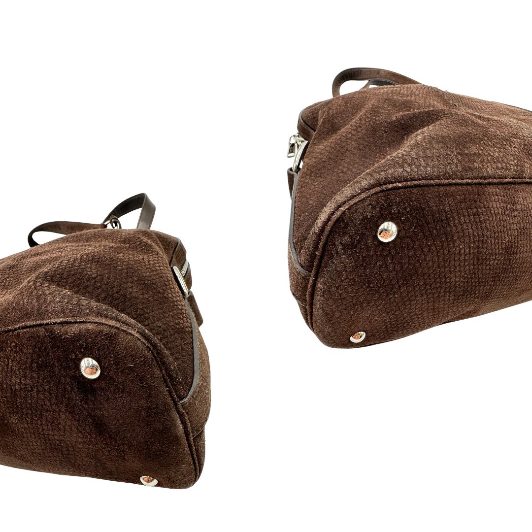 Angoli, Borsa YSL realizzata in camoscio marrone trama cocco color marrone cioccolato e hardware argentato, indossabile a spalla. Originale, usata, di lusso, in ottime condizioni.