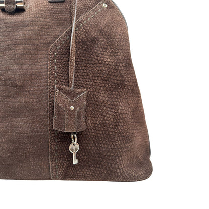 Chiavi, Borsa YSL realizzata in camoscio marrone trama cocco color marrone cioccolato e hardware argentato, indossabile a spalla. Originale, usata, di lusso, in ottime condizioni.