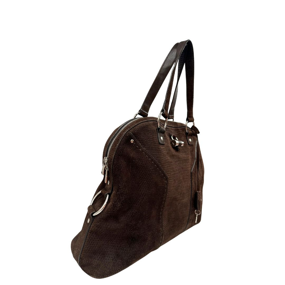 Lato destro, Borsa YSL realizzata in camoscio marrone trama cocco color marrone cioccolato e hardware argentato, indossabile a spalla. Originale, usata, di lusso, in ottime condizioni.